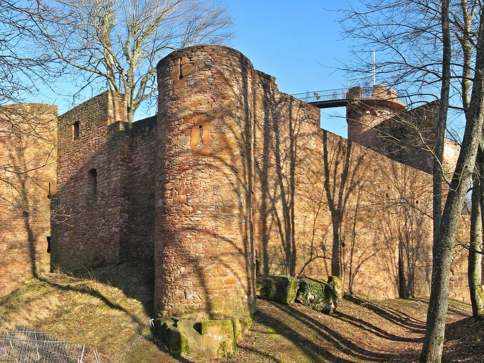 Burg Montclair – Photo: LoKiLeCh